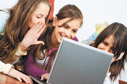 girls-with-laptop